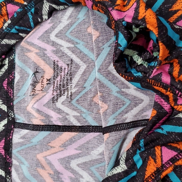 Kandy Karma Multicolor Chevron Stripe Crop Leggings - Picture 2 of 7